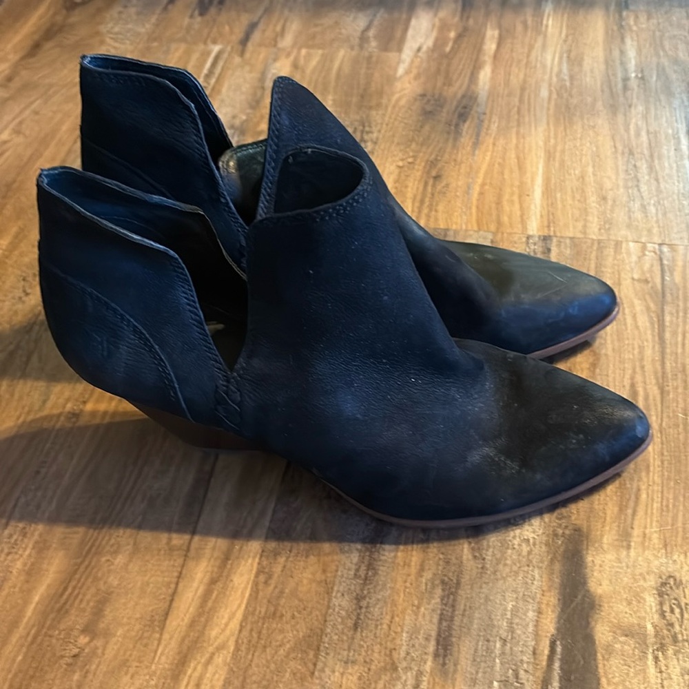 Gorgeous Frye suede booties
